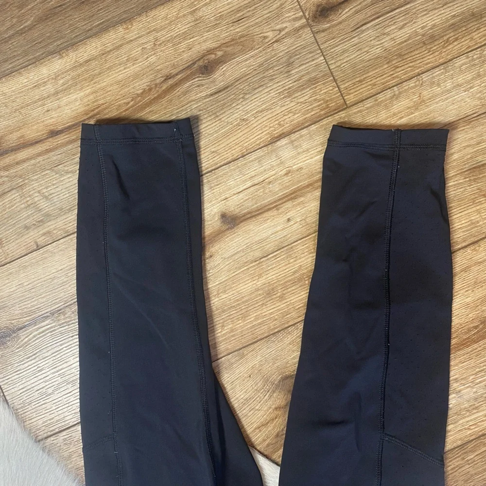 Lululemon Cropped Black Leggings - Picture 4 of 10